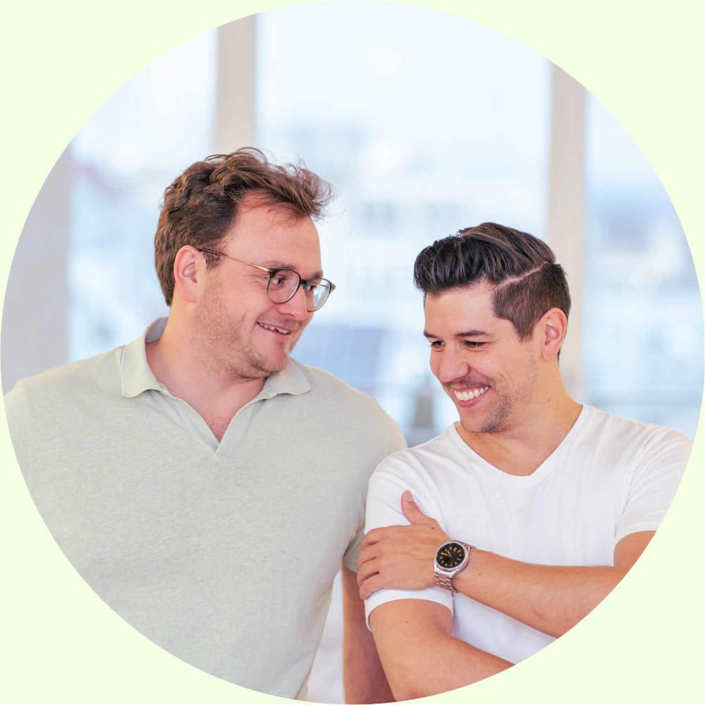 Ein Foto von Dr. Fridolin Meinert und Valentin Scharpf bei der Besprechung eines Patientenfalls