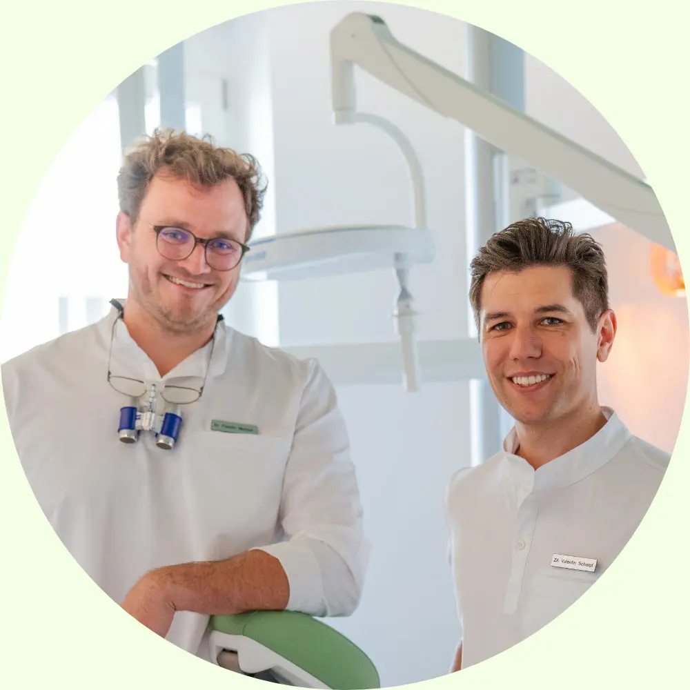 Ein Foto von Dr. Fridolin meinert und Valentin Scharpf im Behandlungszimmer