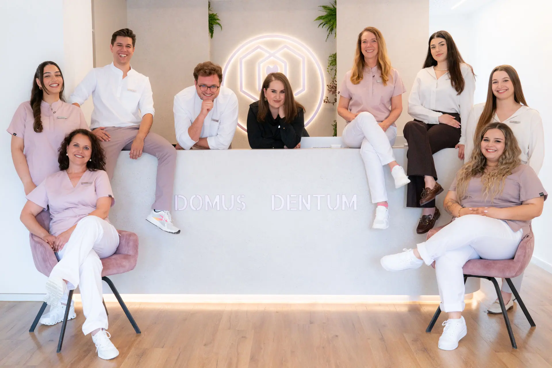 Hier sehen Sie ein Foto des Domus Dentum Teams